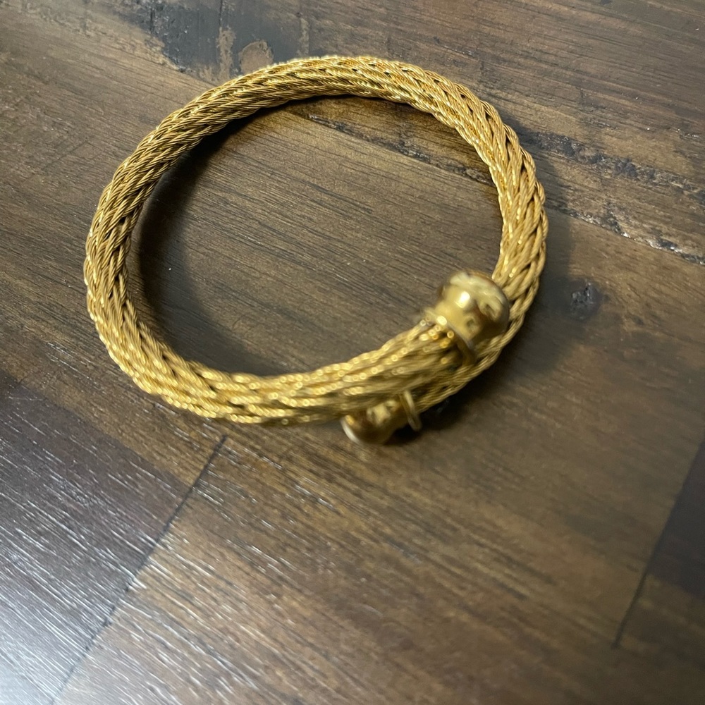 Gold tarnish resistant bracelet